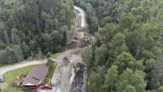 Para kru mulai memperbaiki bagian jalan raya 170 yang tersapu air di Riviere-Eternite, Quebec, Minggu, 2 Juli 2023. (Jacques Boissinot/The Canadian Press via AP)