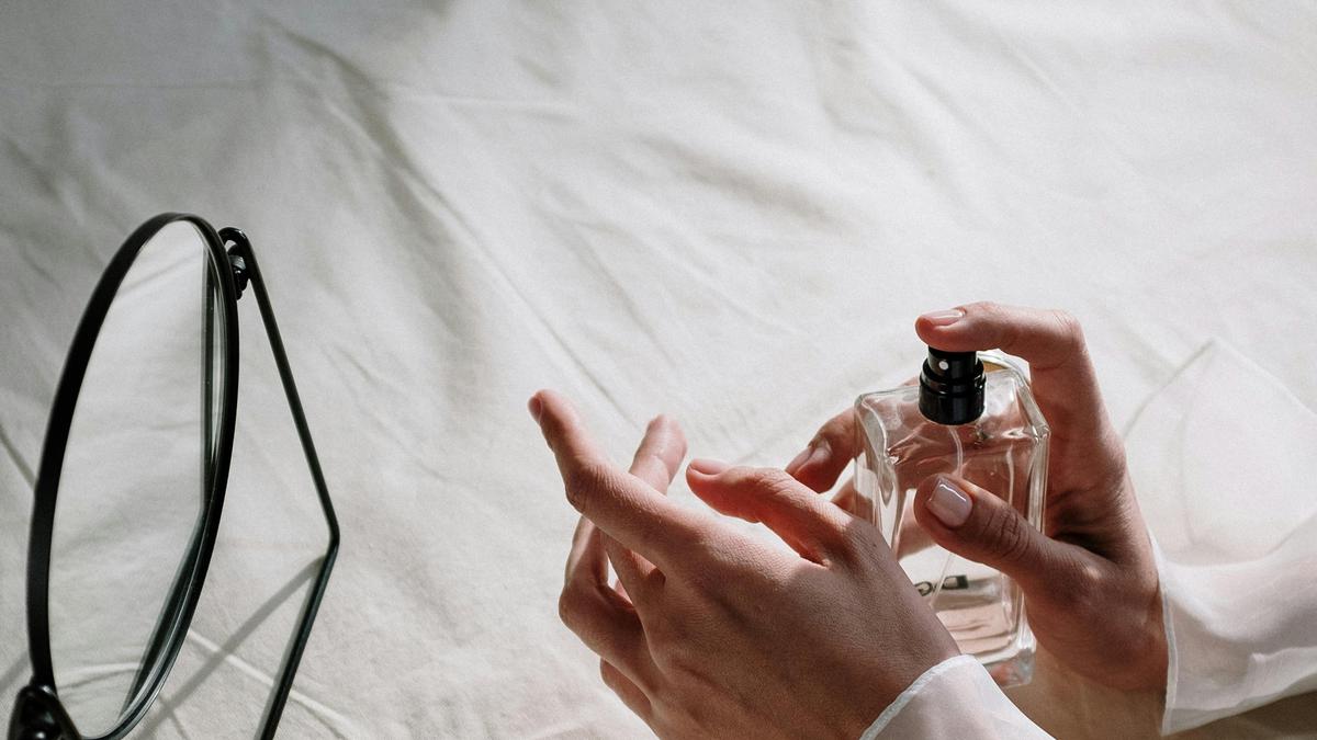 4 Kesalahan Umum Saat Memakai Parfum yang Membuat Wanginya Cepat Hilang
