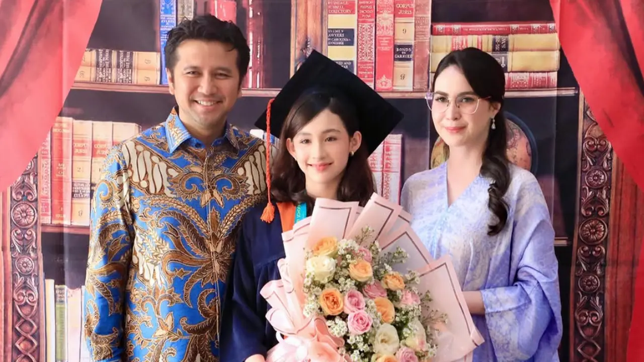 Pesona Putri Cantik Arumi Bachsin saat wisuda. [@arumibachsin_94]