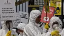 Aktivis Greenpeace saat menggelar aksi damai kreatif menolak energi nuklir di depan Gedung DPR, Jakarta, Jumat (13/3/2020). Greenpeace mengingatkan masyarakat dan pemerintah akan dampak negatif energi nuklir terhadap manusia dan lingkungan. (Liputan6.com/Johan Tallo)