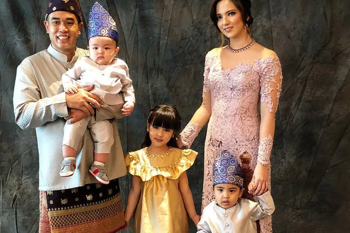[Bintang] Tampil Modest di Ramadan 2018, Kompaknya Gaya Keluarga Nia Ramadhani dengan Busana Muslim