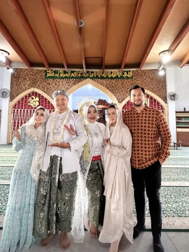 Pernah Berseteru, Ini 7 Momen Dewi Perssik Dampingi Rosa Meldianti di Pernikahannya