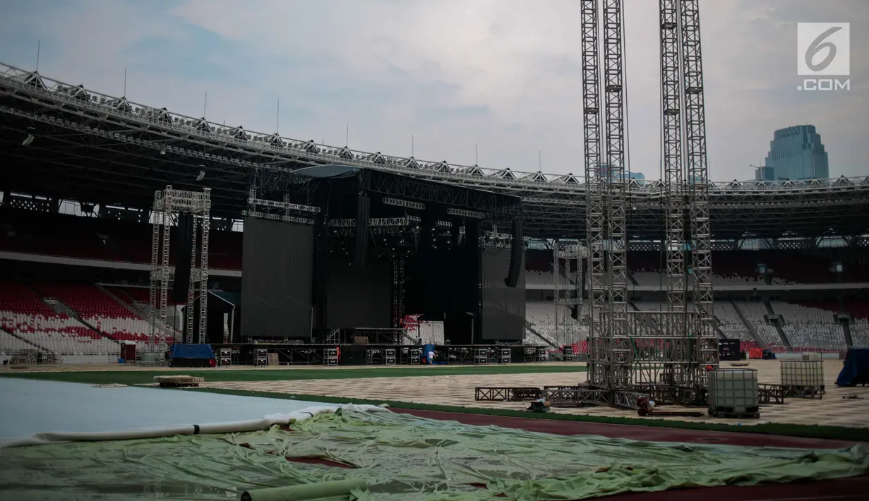 Suasana pembuatan panggung konser Guns N' Roses ‘Not In This Time Lifetime Tour’ di Stadion GBK, Jakarta, Selasa (6/11). Terlihat sudah hampir seluruh rumput di GBK ditutup dengan papan berbahan akrilik yang tersusun. (Liputan6.com/Faizal Fanani)