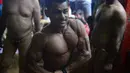 Pegulat India bersiap bertarung dalam gulat tradisional di klub gulat Loknath Vyayamsala untuk menandai festival Nag Panchami, di Allahabad (15/8). Di beberapa kota utara Festival Hindu Nag Panchami mengadakan gulat tradisional. (AFP Photo/Sanjay Kanojia)