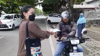 Salah satu jurnalis Palu membagikan masker gratis kepada pengendara yang tidak mengenakan masker di Jalan Samratulangi, Palu, Senin (6/9/2021). (Foto: Satgas Covid-19 Jurnalis Palu).
