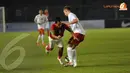 Pemain Kyrgyzstan harus menjegal pemain Timnas Indonsesia bernomor 9, Samsul Arif yang mencoba mendobrak pertahanan Kyrgyzstan (Liputan6.com/ Helmi Fithriansyah)