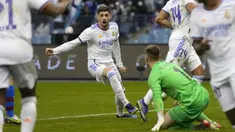 Real Madrid berhasil memetik kemenangan atas Barcelona di laga semifinal Piala Super Spanyol yang berlangsung di King Fahd International Stadium, Kamis (13/1/2022) dini hari WIB. Kejar-kejaran gol jadi sajian utama di laga yang bertajuk El Clasico tersebut. (AP/Hassan Ammar)
