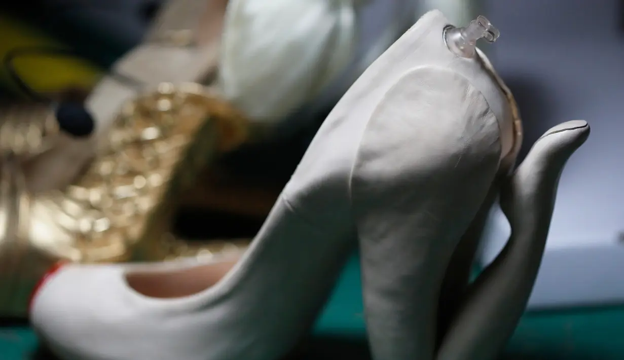 Sepatu unik karya desainer Kobi Levi yang dipajang di workshop-nya di Tel Aviv, Israel, Rabu (5/10). Sepatu unik mirip kaki ini dinamai "Blow". (AFP PHOTO/Thomas Choex) 