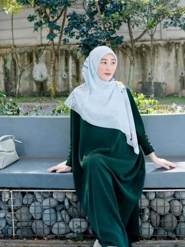 Potret Larissa Chou Menawan dengan Hijab Motif