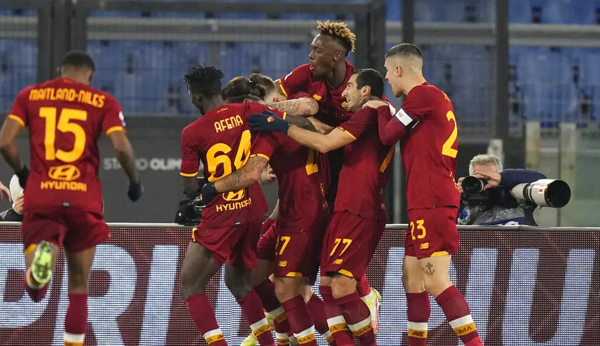 Pemain AS Roma Sergio Oliveira (tengah) merayakan bersama rekan setimnya usai mencetak gol ke gawang Cagliari pada pertandingan sepak bola Liga Italia di Stadion Olimpiade Roma, Italia, 16 Januari 2022. AS Roma berhasil mengalahkan Cagliari 1-0. (AP Photo/Andrew Medichini)