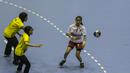 Atlet bola tangan Indonesia, Lia Apriliani, saat melawan Malaysia pada laga Asian Games 2018 di GOR Popki Cibubur, Jakarta Timur, Selasa (14/8/2018). Indonesia menang 23-15 atas Malaysia. (Bola.com/Vitalis Yogi Trisna)