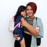 Veronica Felicia Kumala atau lebih dikenal dengan sapaan Cici Panda kini tengah menikmati indahnya menjadi seorang ibu. Putri kecilnya yang bernama Alika Annabelle Pandrya kini sudah menginjak usia 5 tahun. (Andy Masela/Bintang.com)