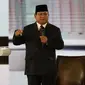 Capres nomor urut 02 Prabowo Subianto memaparkan visi misi dalam debat keempat Pilpres 2019 di Hotel Shangri-La, Jakarta, Sabtu (30/3). Debat kali ini mengangkat tema tentang ideologi, pemerintahan, pertahanan dan keamanan, serta hubungan internasional. (Liputan6.com/JohanTallo)