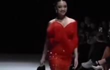 Sikap Profesional Naura Ayu saat Jatuh di Catwalk, Tenteng High Heels dan Kembali Melenggang Elegan