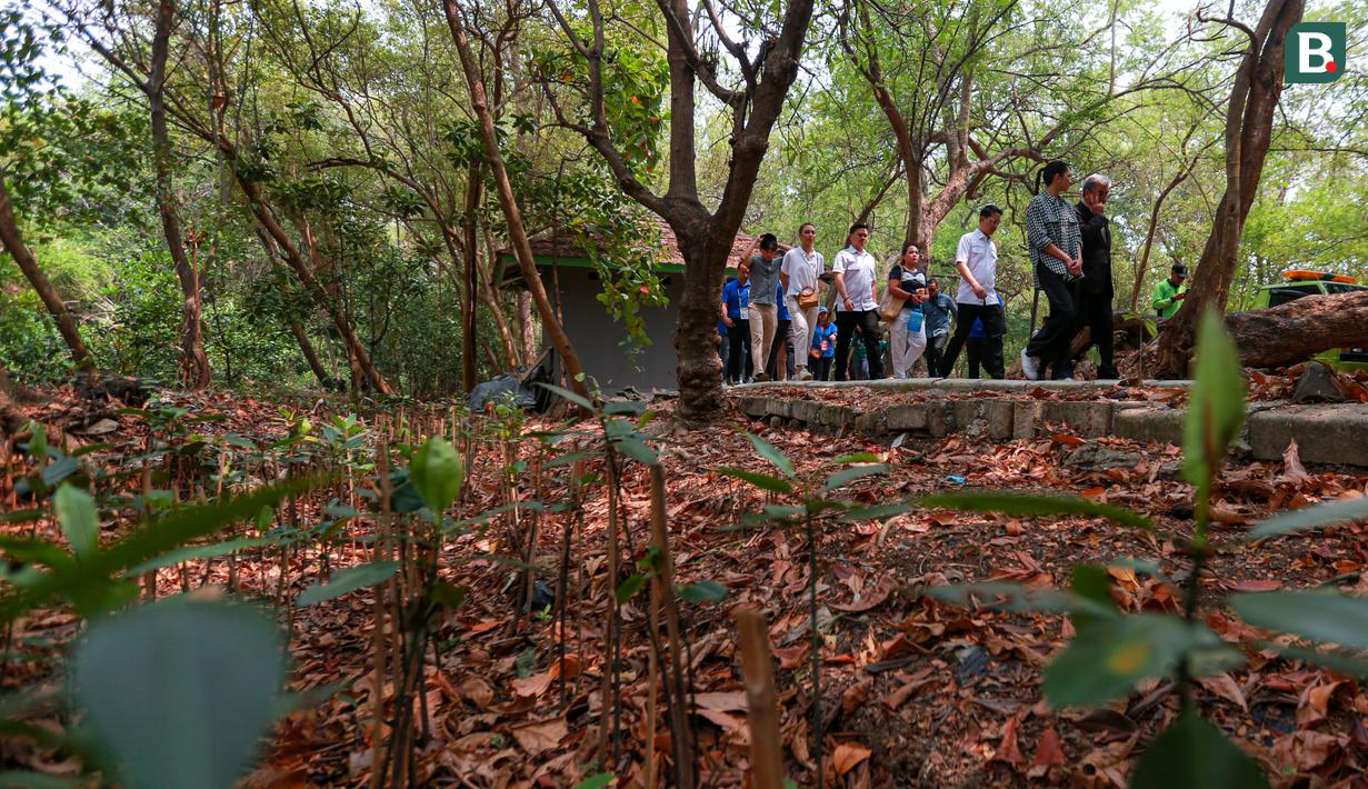 <p>Duta Besar Iran untuk Indonesia, Mahdi Rounagh (kanan) berbincang dengan perwakilan dari Kemenpora RI, Mikha Tambayong saat berjalan menuju lokasi acara penanaman bakau "Kick-off Dribbling Towards Sustainbility FIBA Basketball World Cup 2023" di Kawasan Ekowisata Mangrove PIK, Jakarta, Selasa (22/08/2023). (Bola.com/Bagaskara Lazuardi)</p>