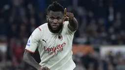 Franck Kessie. Gelandang tengah Pantai Gading yang kini memasuki musim ke-3 bersama AC Milan ini telah bermain 21 kali di semua ajang musim ini dengan torehan 5 gol dan 1 assist. Bersama Timnas Pantai Gading ia telah tampil 51 kali dengan torehan 5 gol dan 5 assist. (AFP/Filippo Monteforte)