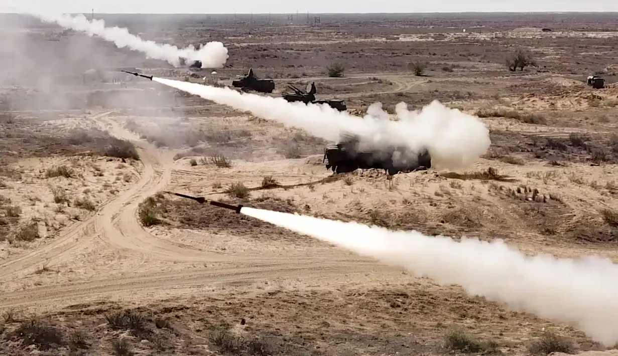 Peluncuran roket dari sistem rudal di pangkalan militer Ashuluk, Rusia, 22 September 2020. Belarusia, Armenia, China, Pakistan, dan Myanmar akan ambil bagian dalam latihan tersebut. (Russian Defense Ministry Press Service via AP)