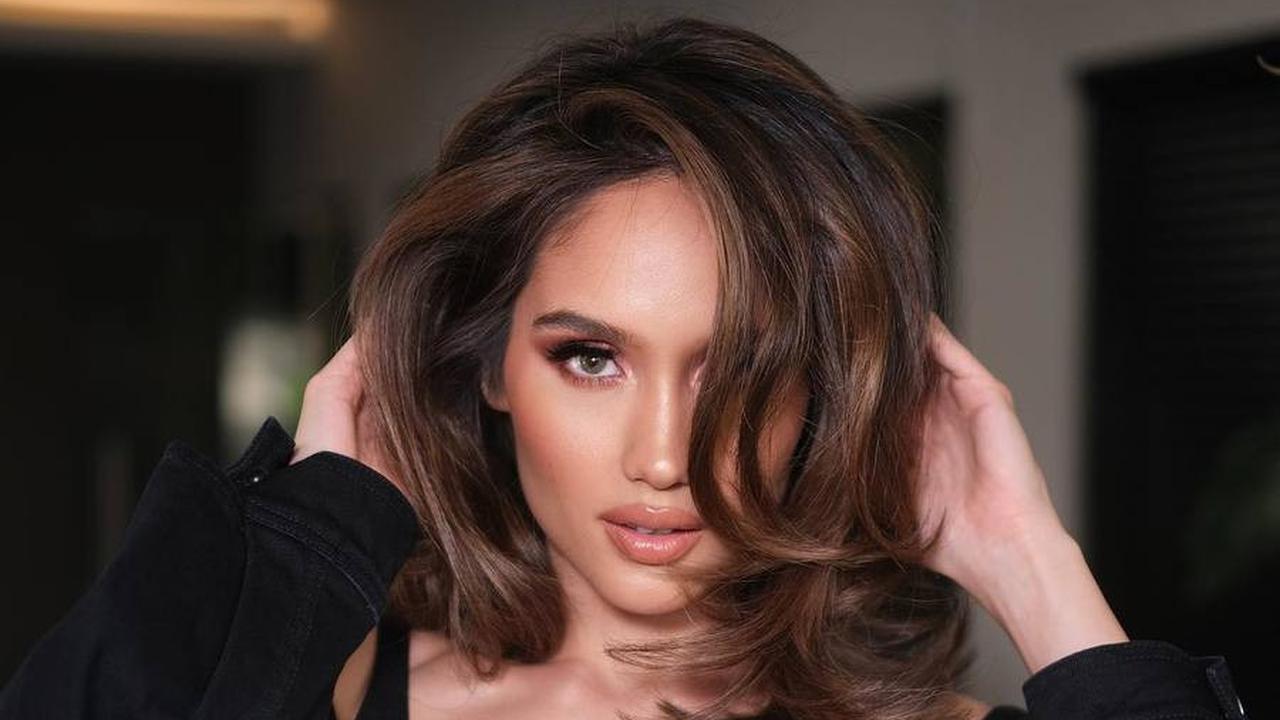 Tiba-tiba, kekasih Arya Vasco itu tampil dengan rambut sebahu, sebuah langkah jarang terlihat sepanjang kariernya.