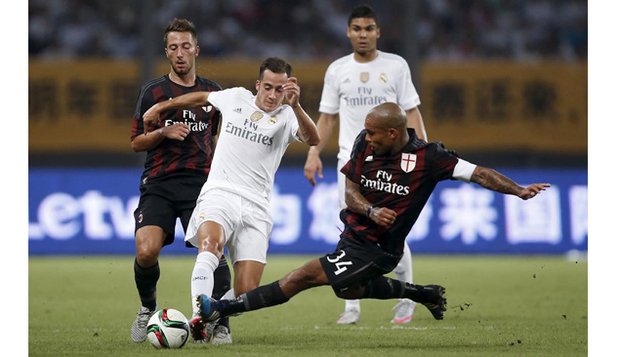 Pemain Real Madrid, Lucas Vazquez berusaha melewati pemain AC Milan, Andrea Bertolacci (kiri) dan Nigel de Jong (kanan) pada laga International Champions Cup 2015 di Shanghai, China, Kamis (30/7). (Reuters Aly Song)