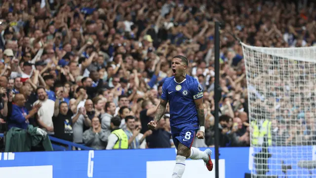 Gelandang Chelsea Enzo Fernandez merayakan golnya ke gawang Fulham di pekan ketiga Premier League 2025/2026 di Stamford Bridge, Sabtu (30/08/2025) malam WIB. (AP Photo/Ian Walton)