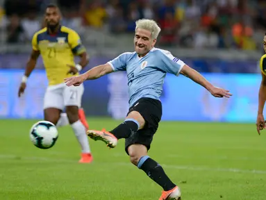 Gelandang timnas Uruguay, Nicolas Lodeiro berhaisl mencetak gol ke gawang Ekuador dalam laga pertama Grup C Copa America 2019 di Stadion Mineirao, Brasil, Minggu (16/6/2019). Uruguay berhasil memetik kemenangan besar 4-0 atas Ekuador. (AP/Eugenio Savio)