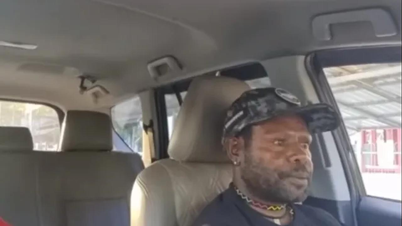 "Kalau saya tidak jaga saya ikut kaka Moro, kita makan sate kuda. Ada itu konro di daerah Manahan. Belum pernah kah makan sate kuda kaka Moro? Harus rasa itu di Solo itu kaka, biar jadi warga Solo,"