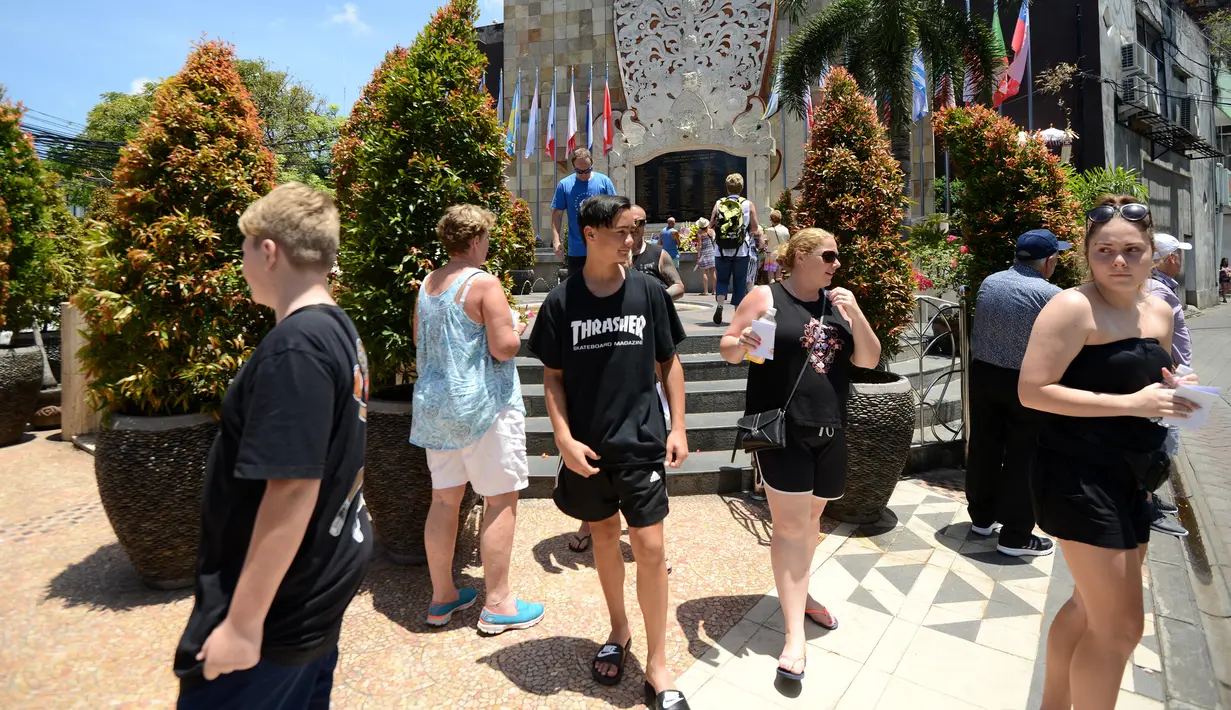 Sejumlah wisatawan asing mengunjungi Monumen Ground Zero Bali untuk memperingati tragedi bom Bali di kawasan Kuta, Bali (12/10). Pengeboman yang terjadi pada malam hari tanggal 12 Oktober 2002 tersebut menelan korban 202 jiwa. (AFP Photo/Sonny Tumbelaka)
