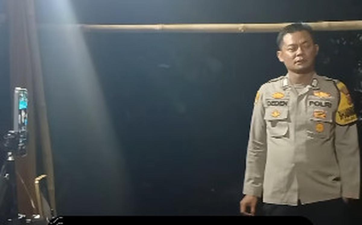 Momen Polisi Awasi Joget Sadbor