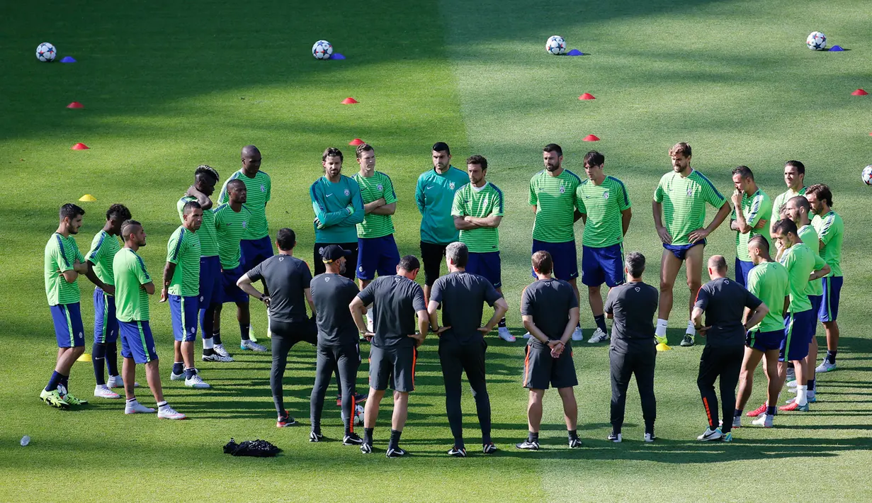 Para pemain Juventus berdiskusi dengan pelatih dan manajemen saat sesi latihan di Olympiastadion Berlin, Jerman (5/6/2015). Juventus akan menghadapi Barcelona di Final Liga Champions. (Reuters /Fabrizio Bensch)