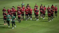 Pemain Timnas Indonesia U-22 melakukan penasan saat berlatih menjelang SEA Games 2023 di Lapangan A, Kompleks Stadion Utama Gelora Bung Karno (SUGBK), Senayan, Jakarta, Rabu (05/04/2023). Garuda Muda nantinya akan tergabung di Grup A bersama tuan rumah Kamboja, Timor Leste, Filipina, dan Myanmar. (Bola.com/Bagaskara Lazuardi)