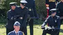 Anggota The Rifles dibantu rekanya usai terjatuh menjelang pemakaman Pangeran Philip di luar Kapel St George, Windsor, Inggris (17//4/2021). Pemakaman ini menerapkan protokol kesehatan, semua tamu termasuk Keluarga Kerajaan, harus mengenakan masker dan duduk terpisah. (Arthur Edwards/Pool via AP)