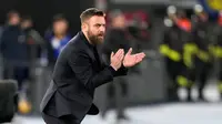 AS Roma memulai era bersama Daniele De Rossi dengan positif. I Lupi menang 2-1 atas Verona dalam laga debut De Rossi sebagai pelatih. (AP Photo/Andrew Medichini)