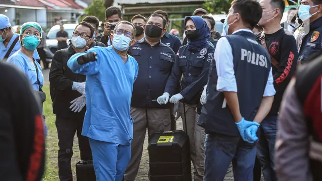 Polisi Olah TKP Kasus Satu Keluarga Meninggal di Kalideres