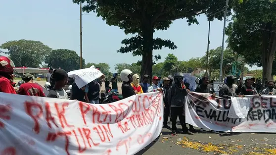 Puncak Kekecewaan, Ratusan Orang Lempar Telur ke Kantor Bupati Tuban