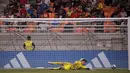 Kiper Timnas Inggris U-17, Tommy Setford berusaha menghalau bola dari serangan pemain Timnas Brasil U-17 dalam pertandingan Grup C Piala Dunia U-17 2023 yang berlangsung di Jakarta International Stadium, Jumat (17/11/2023). (Bola.com/Ikhwan Yanuar)