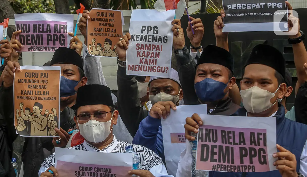 Dalam aksinya, para guru agama ini juga membawa sejumlah plamflet bertuliskan desakan mereka. (Liputan6.com/Herman Zakharia)