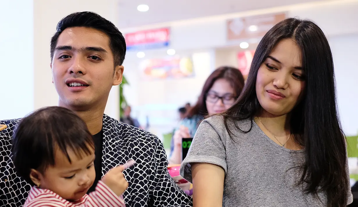 Menyambut kehadiran anak kedua, Ricky Harun dan sang istri tentunya telah mempersiapkan berbagai hal. Salah satunya adalah tempat tidur di mana kini Ricky dan Herfiza masih akan tidur satu kamar bersama anaknya. (Dezmond Manullang/Bintang.com)