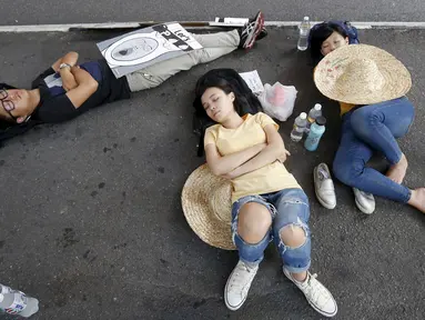 Pengunjuk rasa tidur di jalan saat aksi gerakan Bersih 4.0 di ibukota Malaysia, Kuala Lumpur, Minggu (30/8/2015). Aksi tersebut menuntut pengunduran diri PM Malaysia Najib Razak terkait tuduhan korupsi. (REUTERS/Olivia Harris)