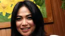 Kinaryosih berpose usai menghadiri preskon Film "Untuk Angeline" di Pondok Indah Mall, Jakarta, Kamis (7/1/2016).  Film tersebut diharapkan bisa menjadi pelajaran berharga bagi masyarakat Indonesia tentang hak asuh anak. (Liputan6.com/Helmi Afandi)