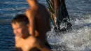 Model seksi Isabeli Fontana berpose di pantai selama Festival film Venice ke-74 di Venice, Italia (30/8). Festival film Venice tersebut digelar hingga 9 September. (AP Photo / Domenico Stinellis)