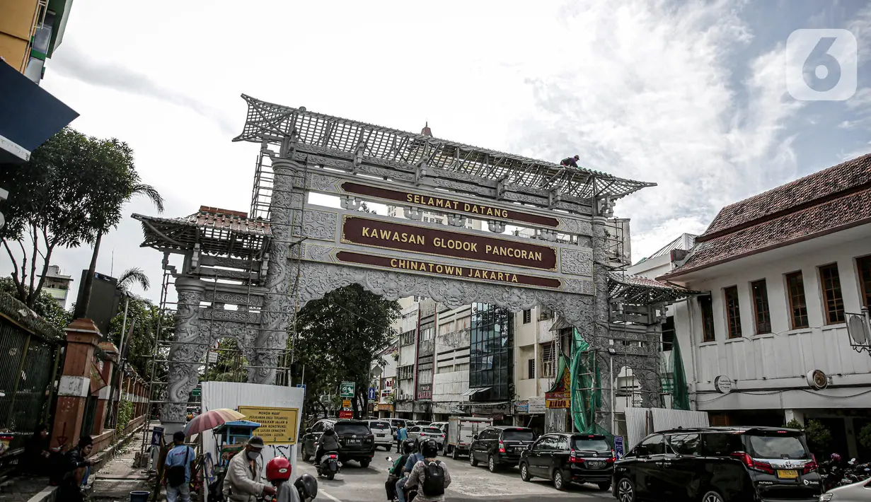 <p>Sejumlah pekerja membangun gapura di Jalan Pancoran, Jakarta, Sabtu (11/6/2022). Pembangunan gapura tersebut bertujuan mempercantik kawasan Chinatown (Pecinan) Glodok Pancoran. (Liputan6.com/Faizal Fanani)</p>