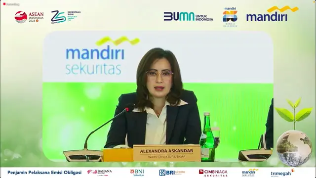 Wakil Direktur Utama Bank Mandiri Alexandra Askandar saat paparan publik penawaran obligasi berkelanjutan Bank Mandiri, Selasa (23/5/2023). (Foto: tangkapan layar/ Pipit I.R)