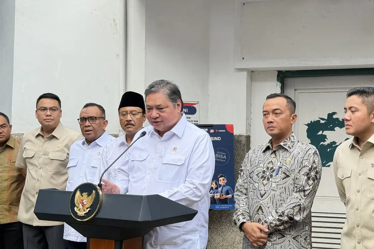 Menteri Koordinator Bidang Perekonomian Airlangga Hartarto mengumumkan paket stimulus ekonomi lanjutan di Kantor Pos Indonesia, Cikini, Jakarta Pusat, Jumat (17/10/2025). (Liputan6.com/Lizsa )