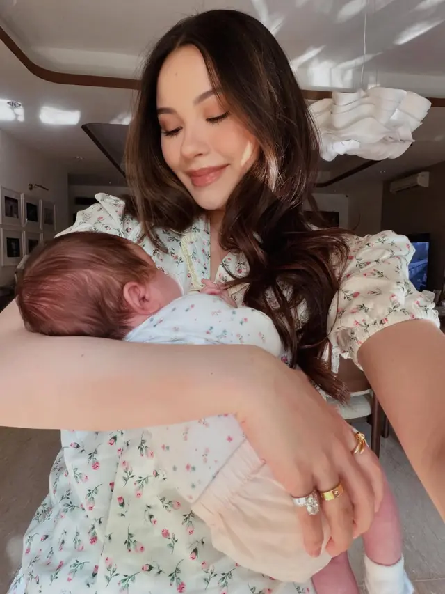 Pesona Glowing Mama Alyssa Daguise Momong Baby Soleil, Tampil Kembar dengan Perhiasan Ratusan Juta