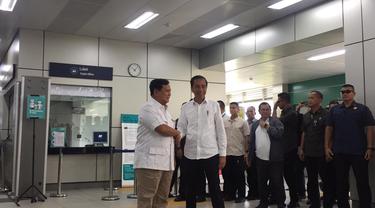 Joko Widodo dan Prabowo Subianto bersalaman saat bertemu di Stasiun MRT Lebal Bulus, Jakarta, Sabtu (14/7/2019).