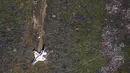Pesawat  F-16 milik tim Thunderbirds Angkatan Udara AS jatuh di Colorado Springs setelah flyover di acara kelulusan Akademi Angkatan Udara, Kamis (2/6). Pilot Mayor Alex Turner yang mengemudikan pesawat selamat meski terluka. (Reuters/John Wark)