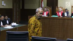 Anggota DPRD Sumut 2009-2014 Enda Mora Lubis saat menjalani sidang dakwaan di Pengadilan Tipikor, Jakarta, Rabu (20/2). Enda Mora Lubis didakwa menerima suap dari mantan Gubernur Sumut, Gatot Pujo Nugroho (Liputan6.com/Helmi Fithriansyah)