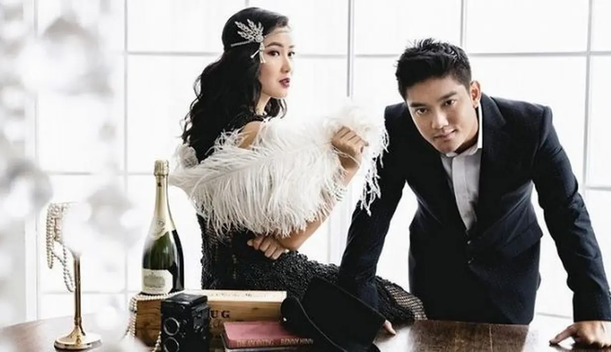 Bergaya glamor dengan gaun bulu dan hiasan kepala adala Gatsby (Foto: Instagram @karbearv)