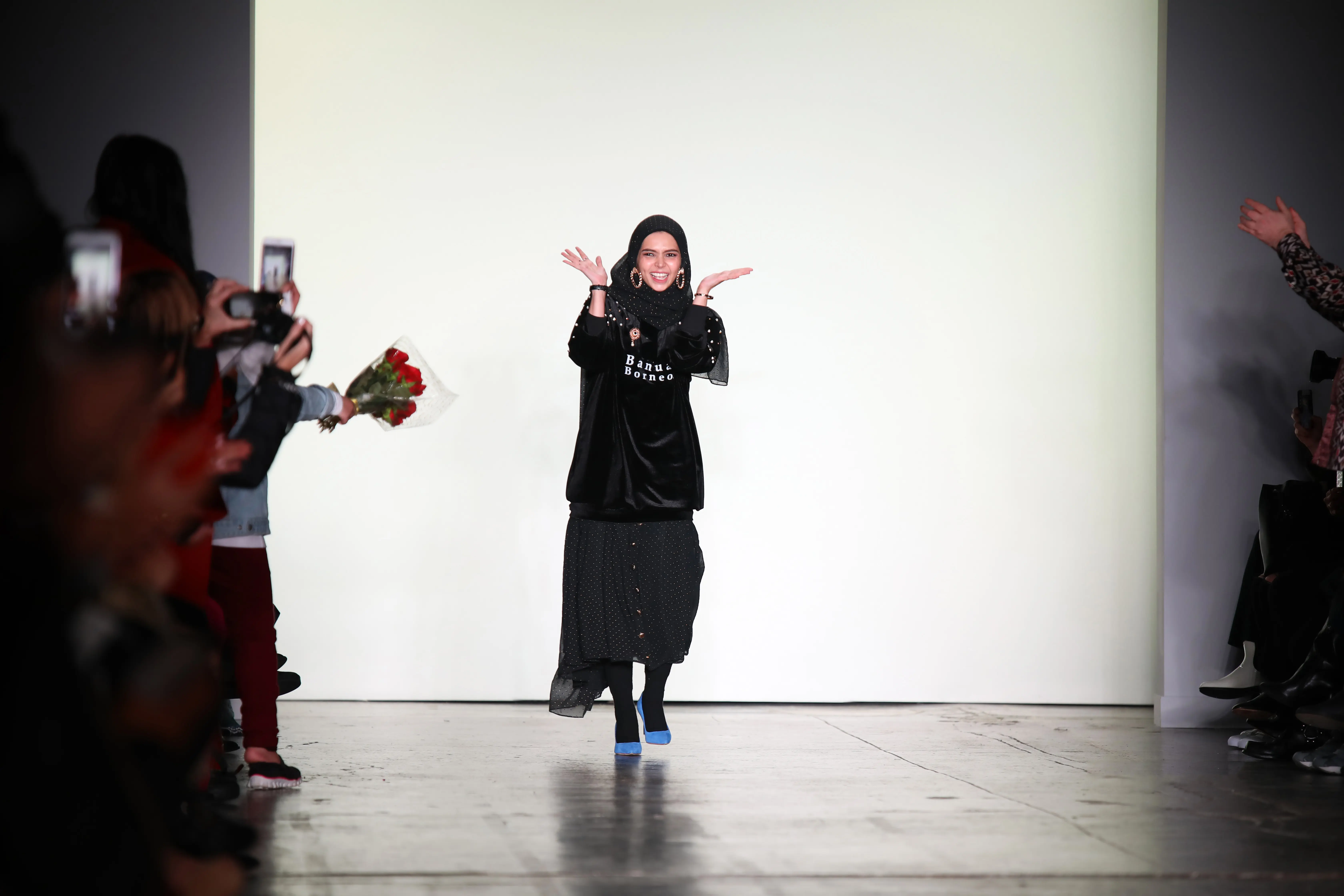 Berikut penampilan Vivi Zubedi bawa nama Indonesia dengan koleksi modest wear ke panggung New York Fashion Week 2018. (Dok. Vivi Zubedi)