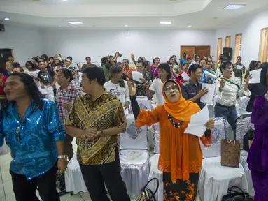Sejumlah waria yang tergabung dalam Forum Komunikasi Waria Indonesia (FKWI) menggelar perayaan Natal Bersama di Jakarta, Sabtu (27/12/2014). (ANTARA FOTO/Ismar Patrizki)